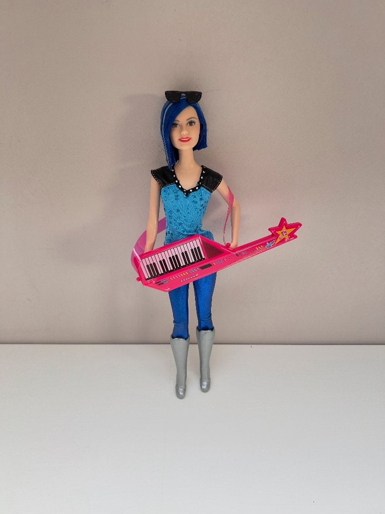 Barbie Zia Rock 'n Royals Mattel 2015 CKB62 Roze toetsenbord, Kinderen en Baby's, Ophalen of Verzenden, Gebruikt, Barbie