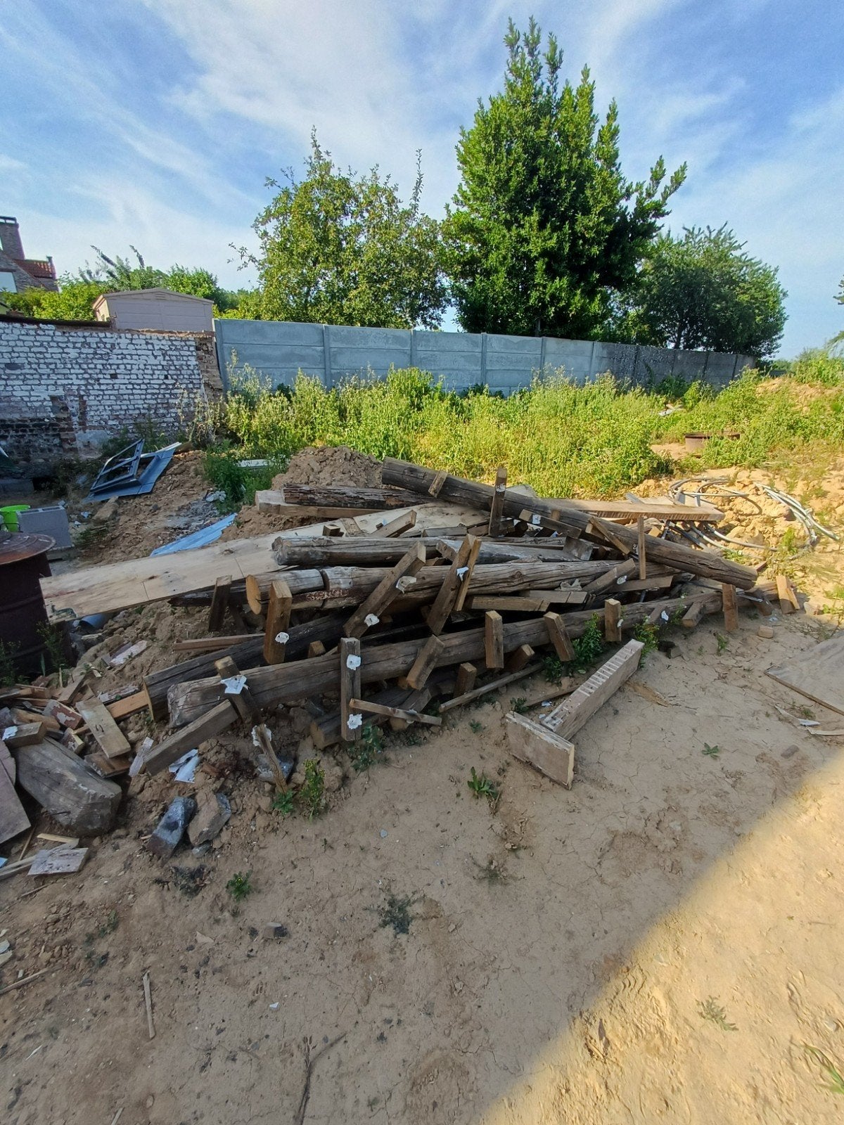 Gratis hout groot deel al versneden, Tuin en Terras, Brandhout, 6 m³ of meer, Ophalen, Overige houtsoorten