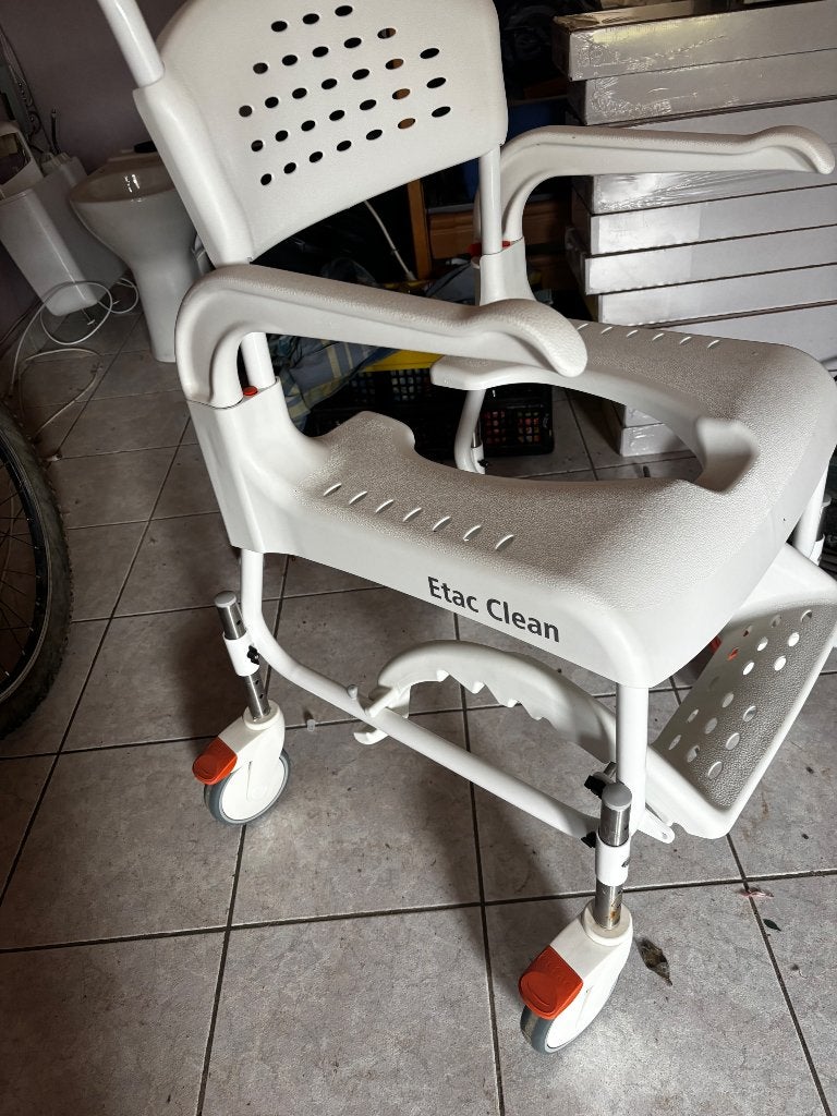 Chaise roulante percée, Divers, Enlèvement, Comme neuf, Fauteuil roulant à pousser