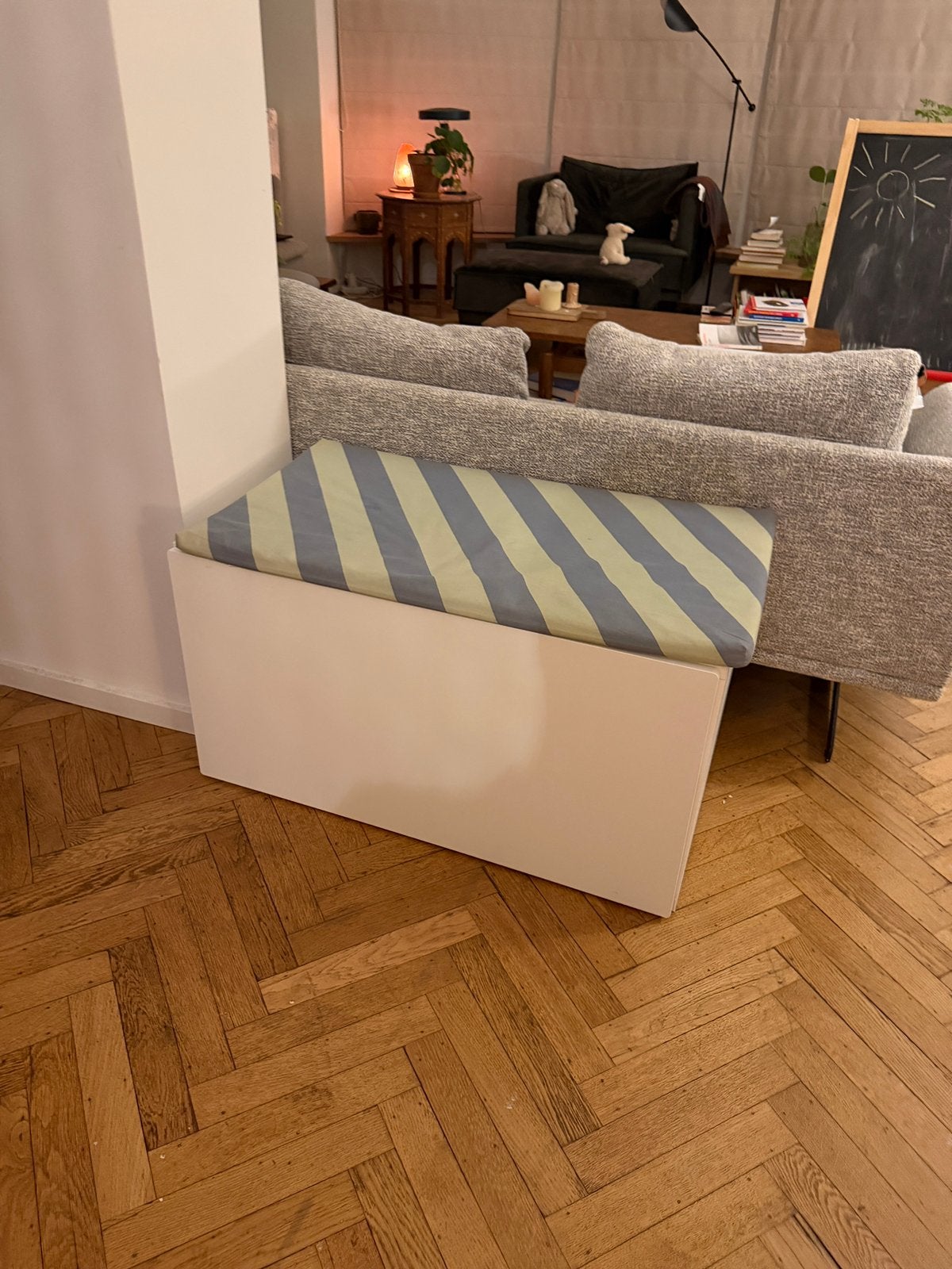 Ikea Smastad kinderkist opbergkist met kussen, Kinderen en Baby's, Ophalen, Zo goed als nieuw