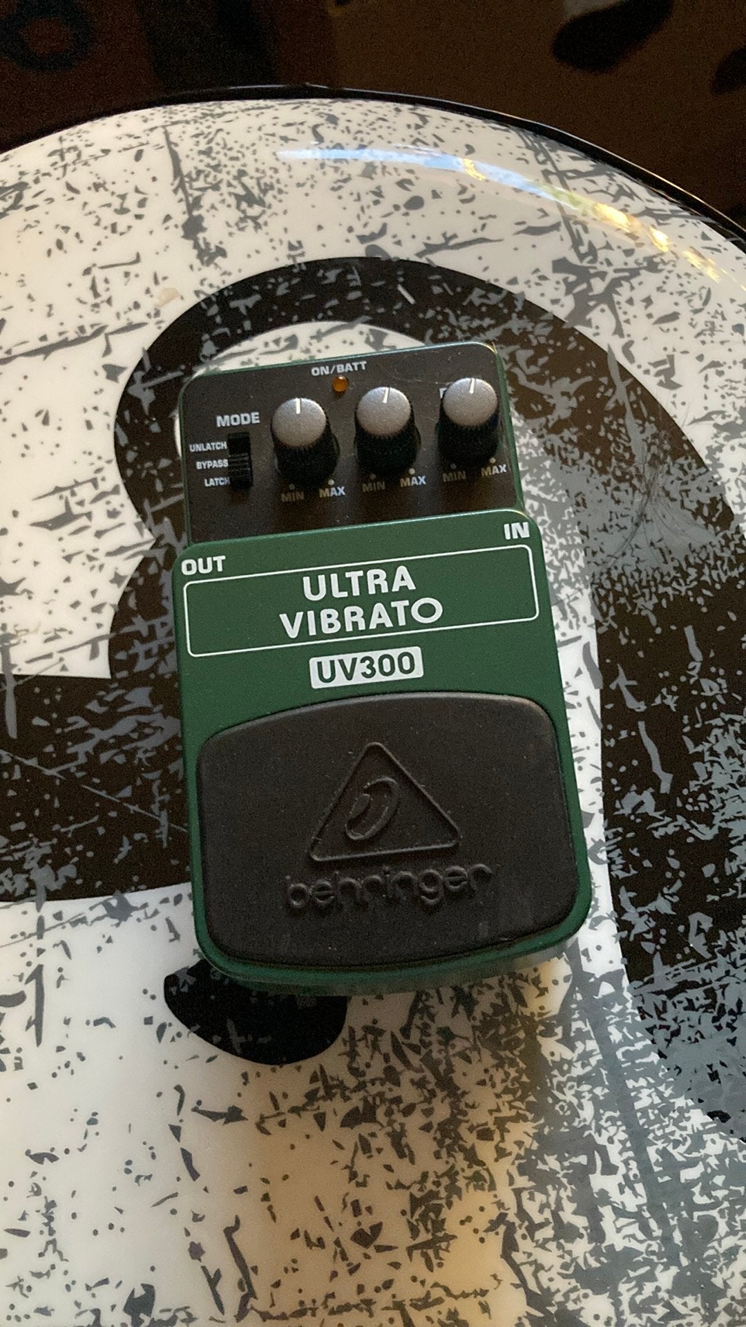 Behringer UV300 Ultra Vibrato Pedaal – (Priced to sell!), Ophalen of Verzenden, Zo goed als nieuw