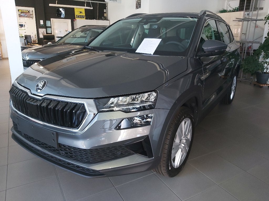 Skoda Karoq 1.5TSI Automaat 150PK met trekhaak, Autos, Skoda, Argent ou Gris, Achat, Entreprise, 700 kg