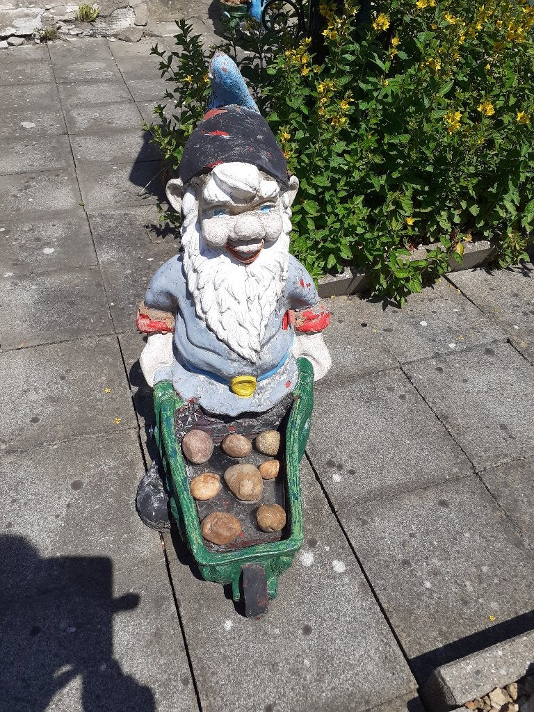 Nain de jardin avec brouette, à restaurer, Enlèvement, Utilisé, Autres matériaux, Nain de jardin