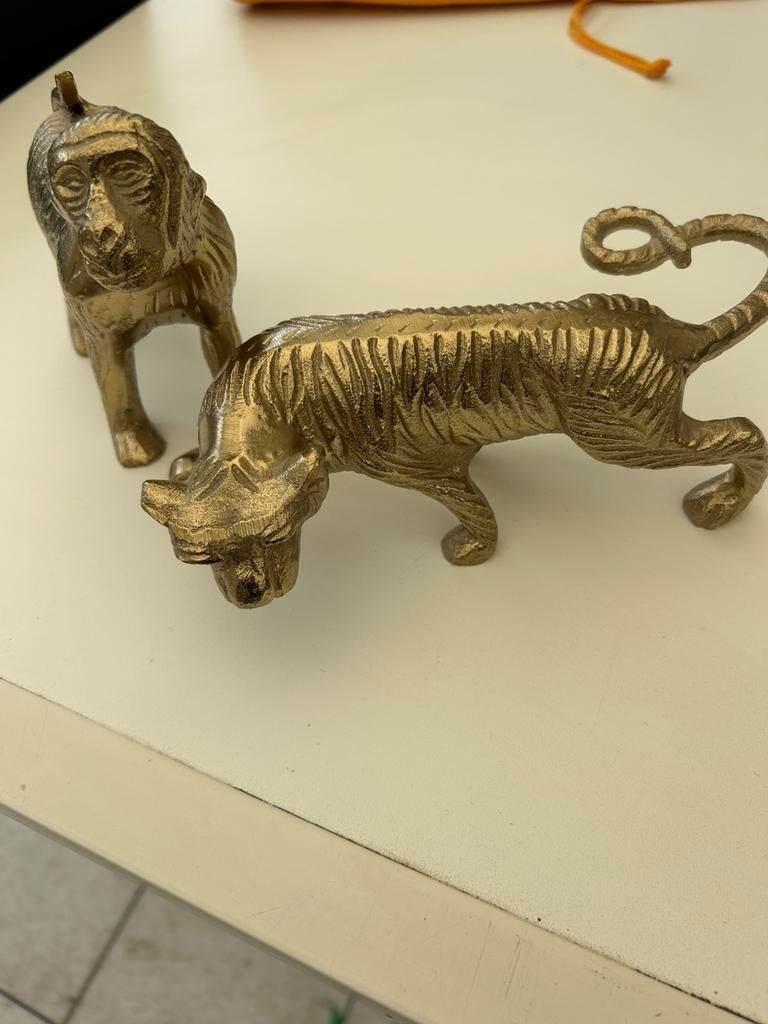 2 decoratieve bronzen beeldjes aap en leeuw, Ophalen, Zo goed als nieuw