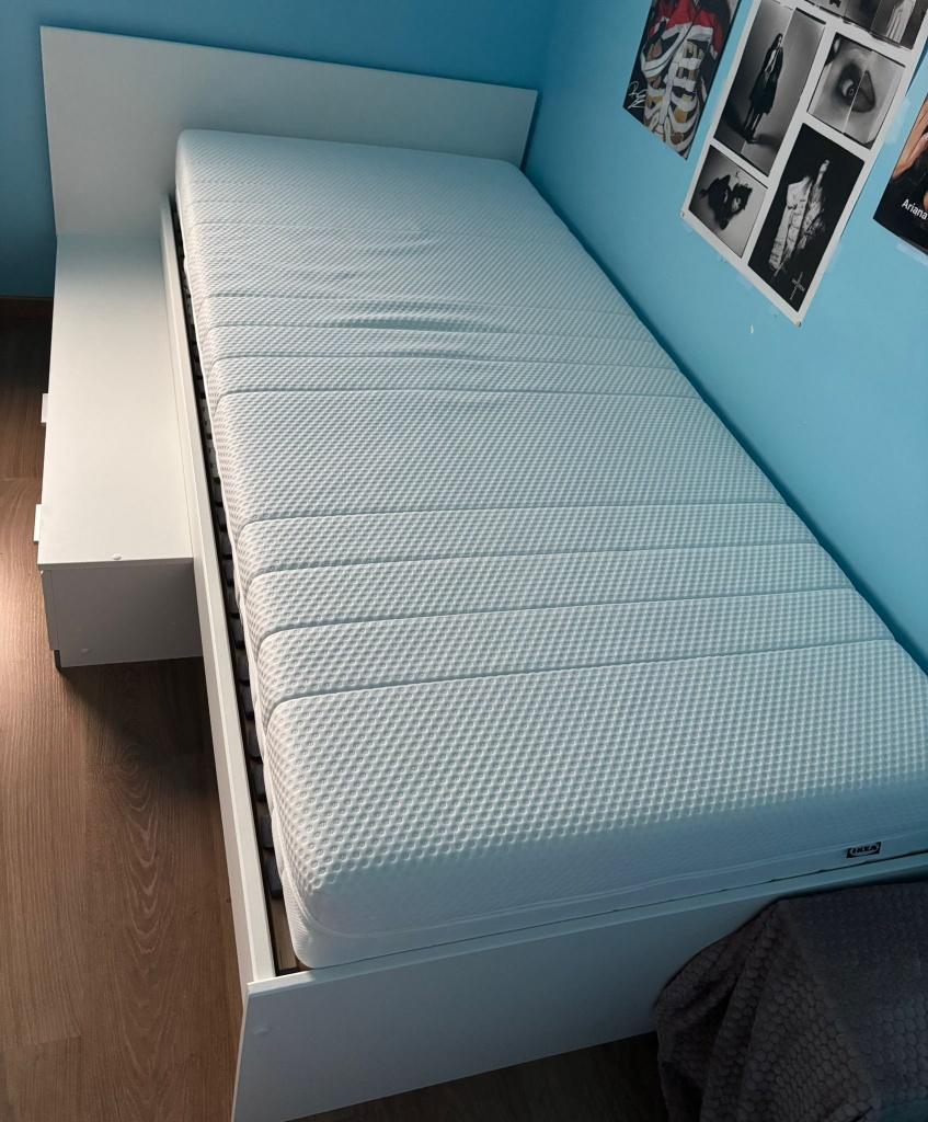 Lit blanc pour 1 personne avec sommier et matelas, Huis en Inrichting, Slaapkamer | Bedden, Ophalen, Comme sur la photo, 90 cm