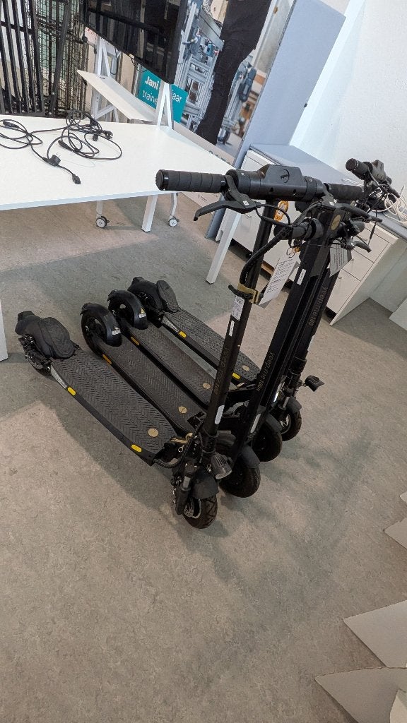 4 zo goed als nieuwe steps + 1 voor onderdelen, Fietsen en Brommers, Steps, Ophalen, Zo goed als nieuw, Elektrische step (E-scooter)