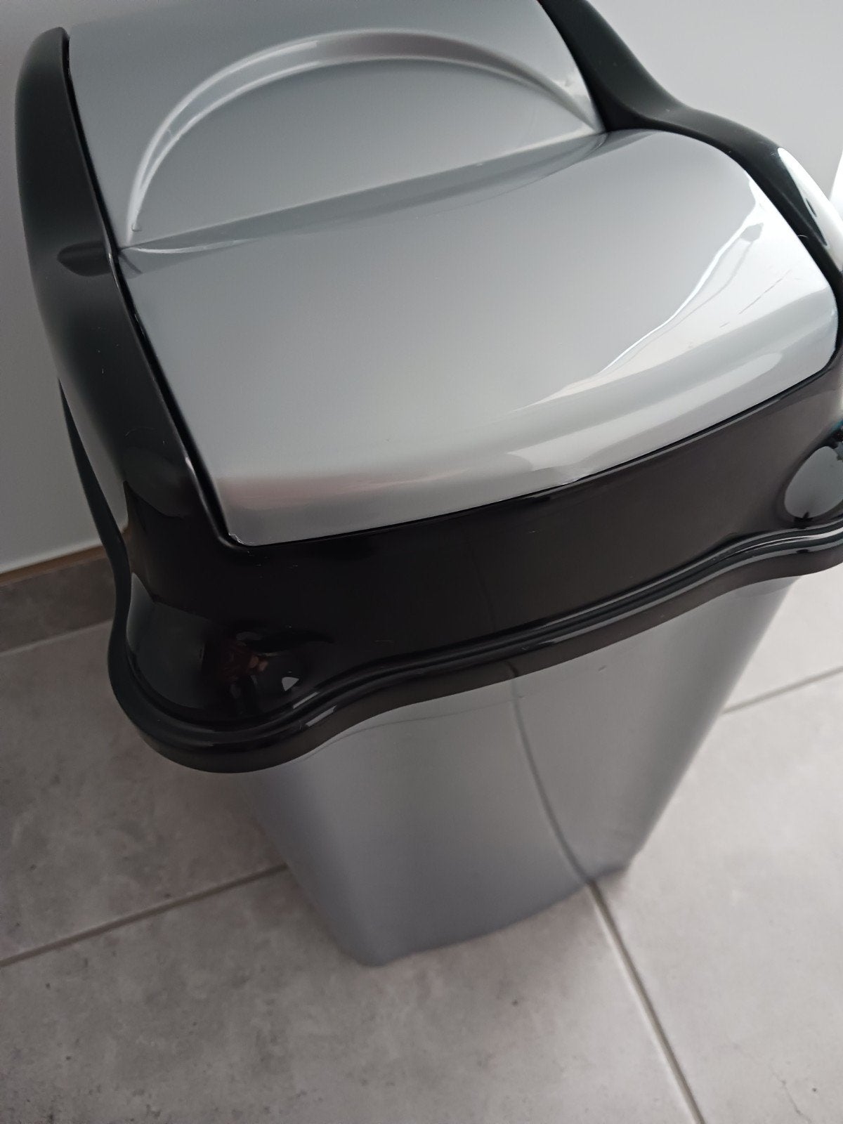 Grijze prullenbak net als nieuw te koop., Maison & Meubles, Accessoires pour la Maison | Poubelles, Enlèvement, Comme neuf, Synthétique