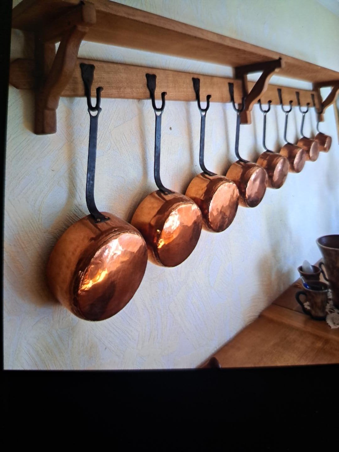 Casseroles en cuivre martelé et étagère en bois, Cuivre