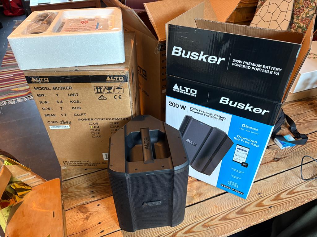 2x Alto Busker 200W battery powered PA speaker, Muziek en Instrumenten, Ophalen of Verzenden, Zo goed als nieuw