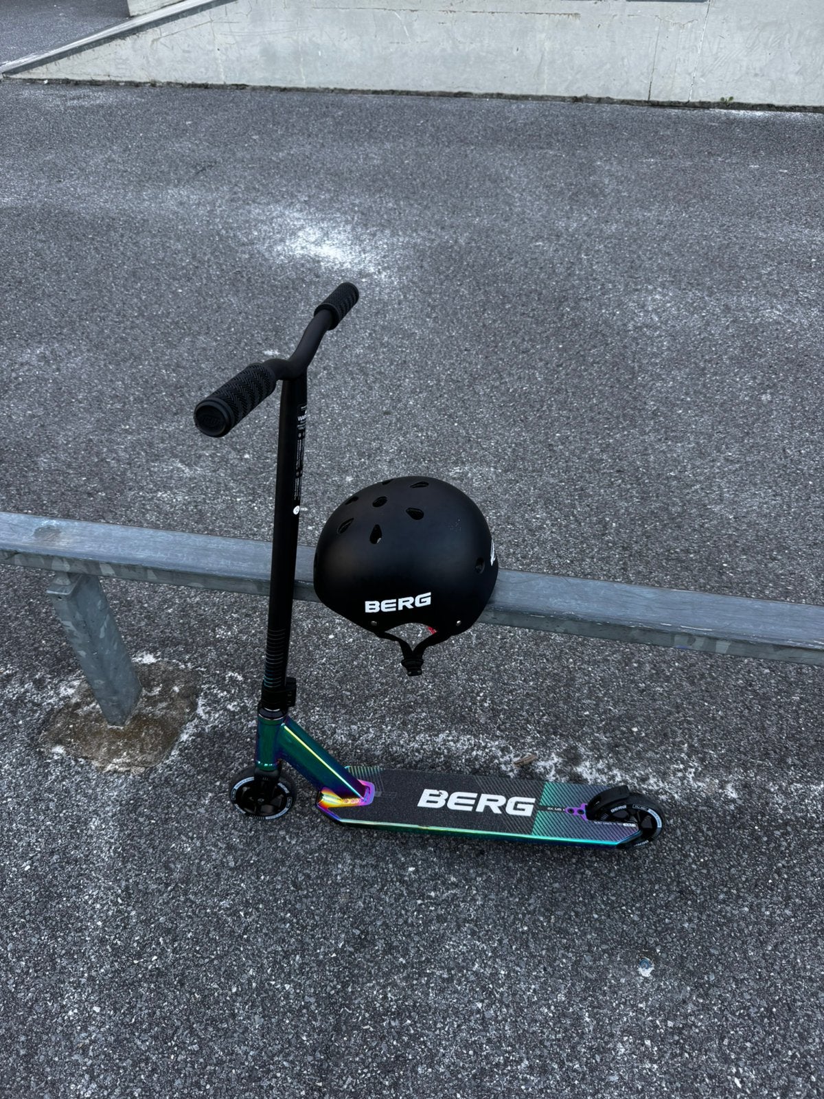Stuntstep + helm van het merk Berg, Ophalen, Zo goed als nieuw