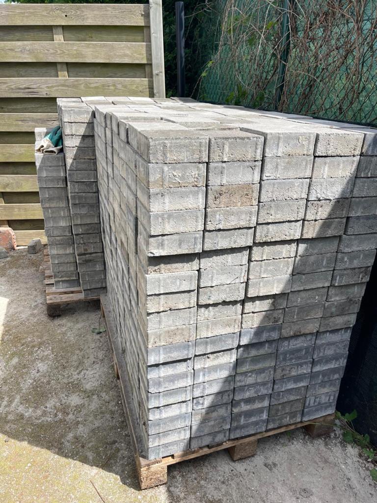 1317 betonklinkers te koop van 15x15 cm., Ophalen, Zo goed als nieuw