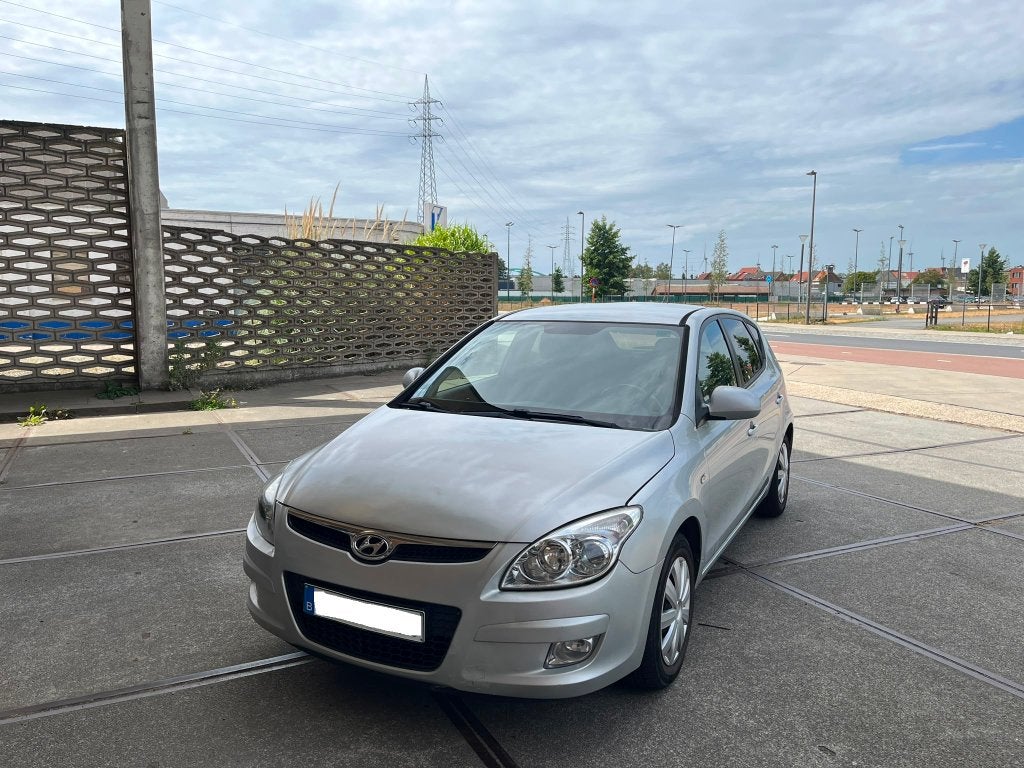 Hyundai i30 CW 1.6i Benzine Gekeurd met carpass, Voorwielaandrijving, 4 cilinders, Leder en Stof, Bedrijf