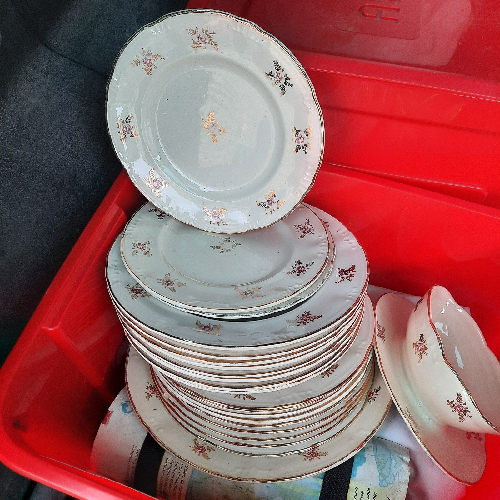 Assiettes Boch et saucière datant des années 1940 environ. L, Enlèvement