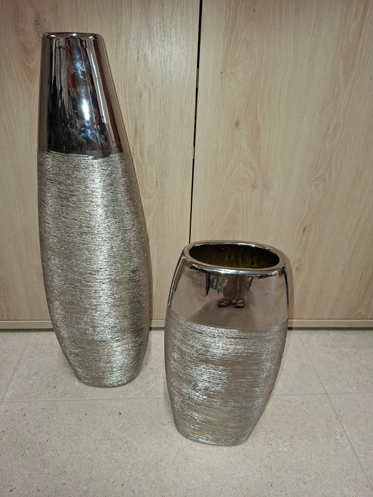 set van 2 zilverkleurige decoratieve vazen, Maison & Meubles, Comme neuf, Métal, Convient pour fleurs séchées, Argenté