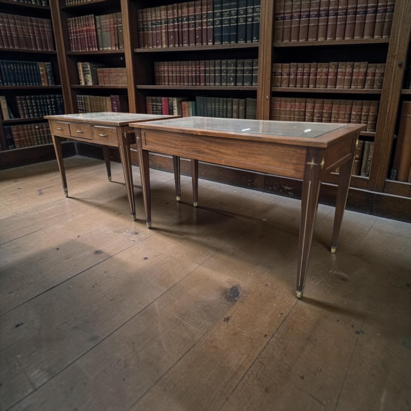Table/comptoir vintage en bois avec plateau en verre, Enlèvement ou Envoi