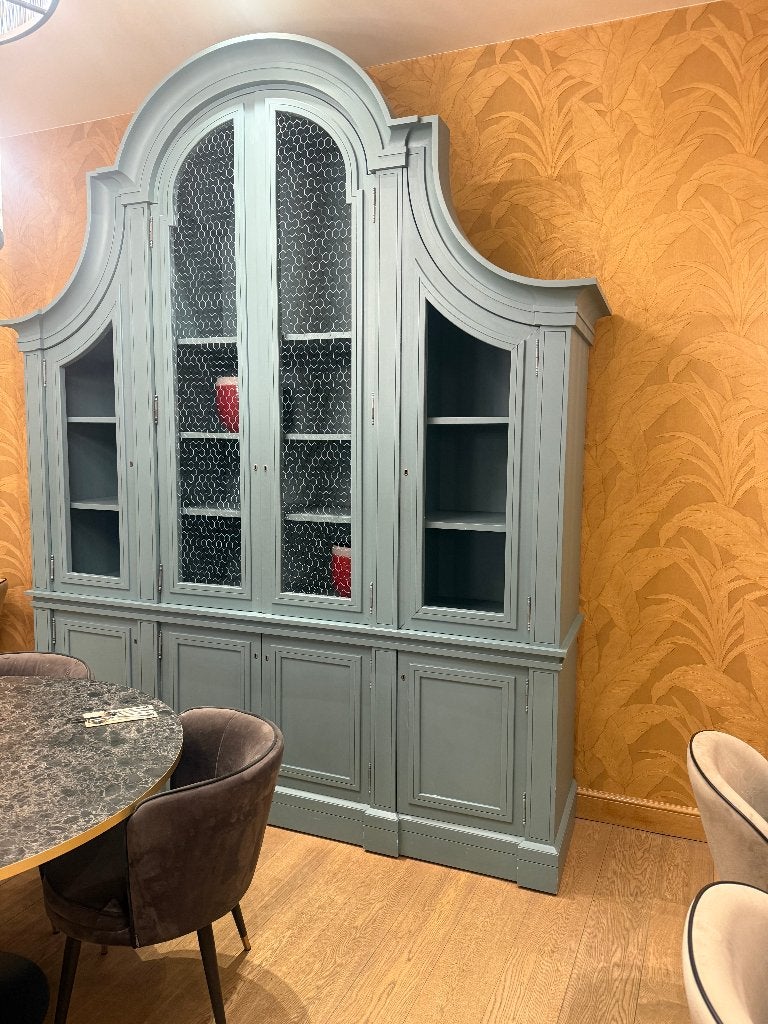 Prachtige kast 'Châpeau Napoleon', Ophalen, Zo goed als nieuw, Eikenhout, Met deur(en)