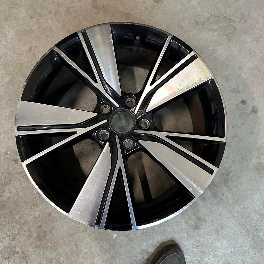 Golf 8 18” inch Gte velg lichte schade zie foto, Auto-onderdelen, Banden en Velgen, Ophalen of Verzenden, Gebruikt, 18 inch, Velg(en)