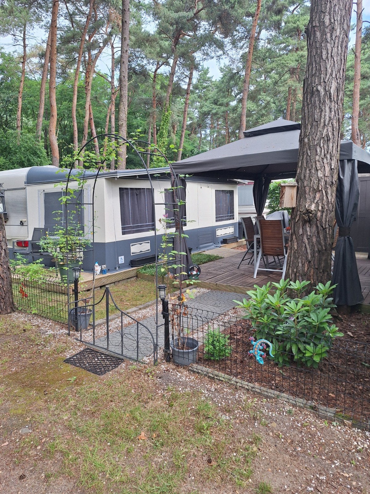 Caravan met vaste voortent.