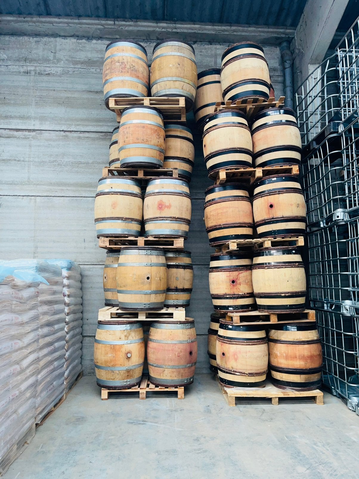 Tonneaux de vin 228 litres,bois de chêne 2+1 GRATUIT, Jardin & Terrasse, Barils de pluie, Comme neuf, Bois, Enlèvement ou Envoi