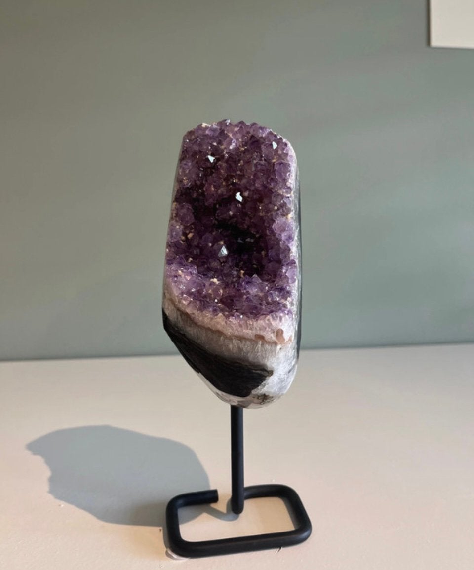 Ruwe amethist op staander, Verzamelen, Mineralen en Fossielen, Ophalen of Verzenden