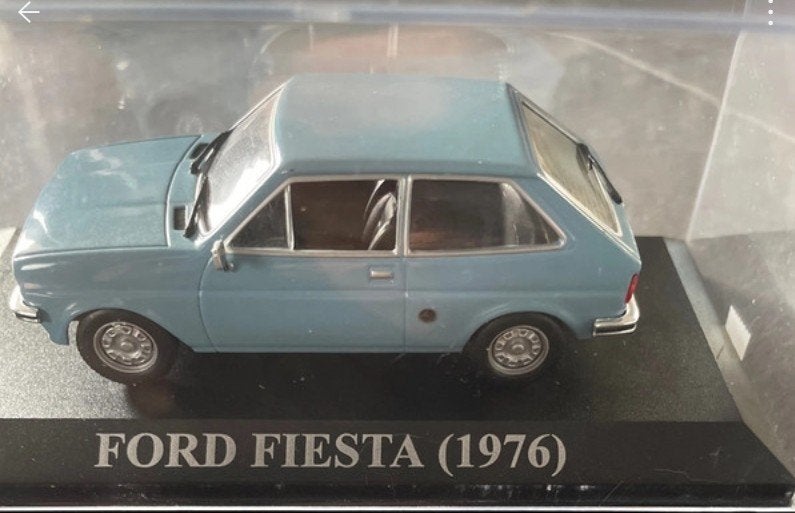 Ford Fiesta bleu clair 1976 1:43 dans vitrine, Enlèvement ou Envoi