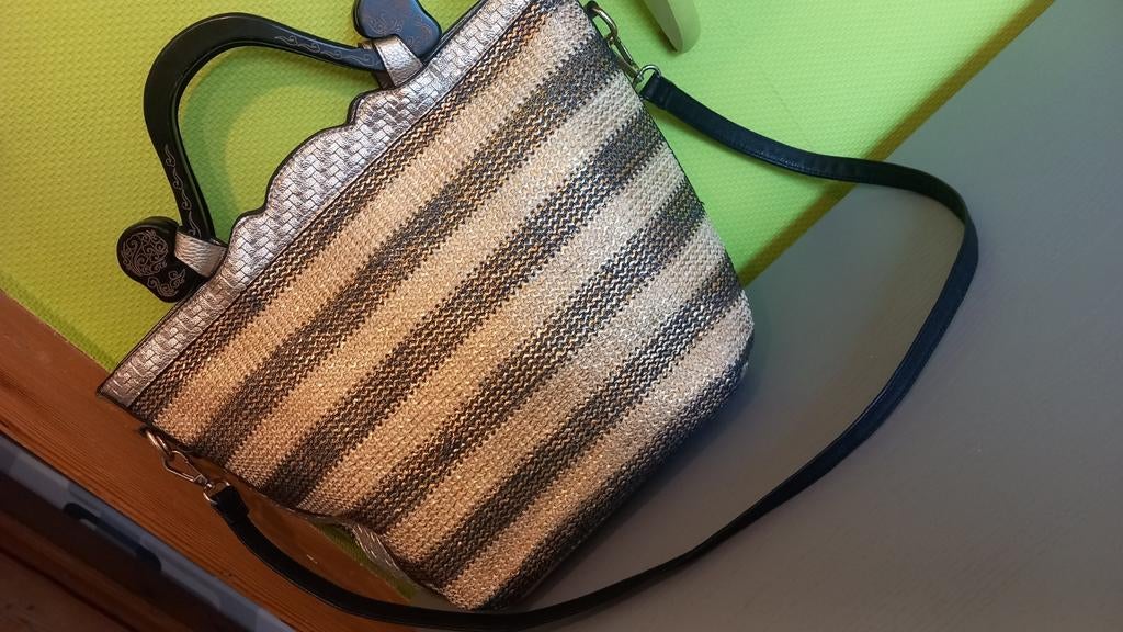 Sac dore et noir, Enlèvement, Noir