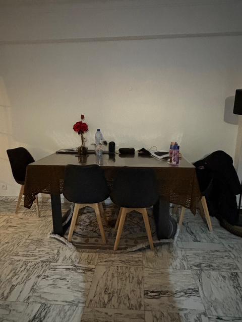table à manger et 4 chaises, Maison & Meubles, Tables | Tables à manger, Enlèvement