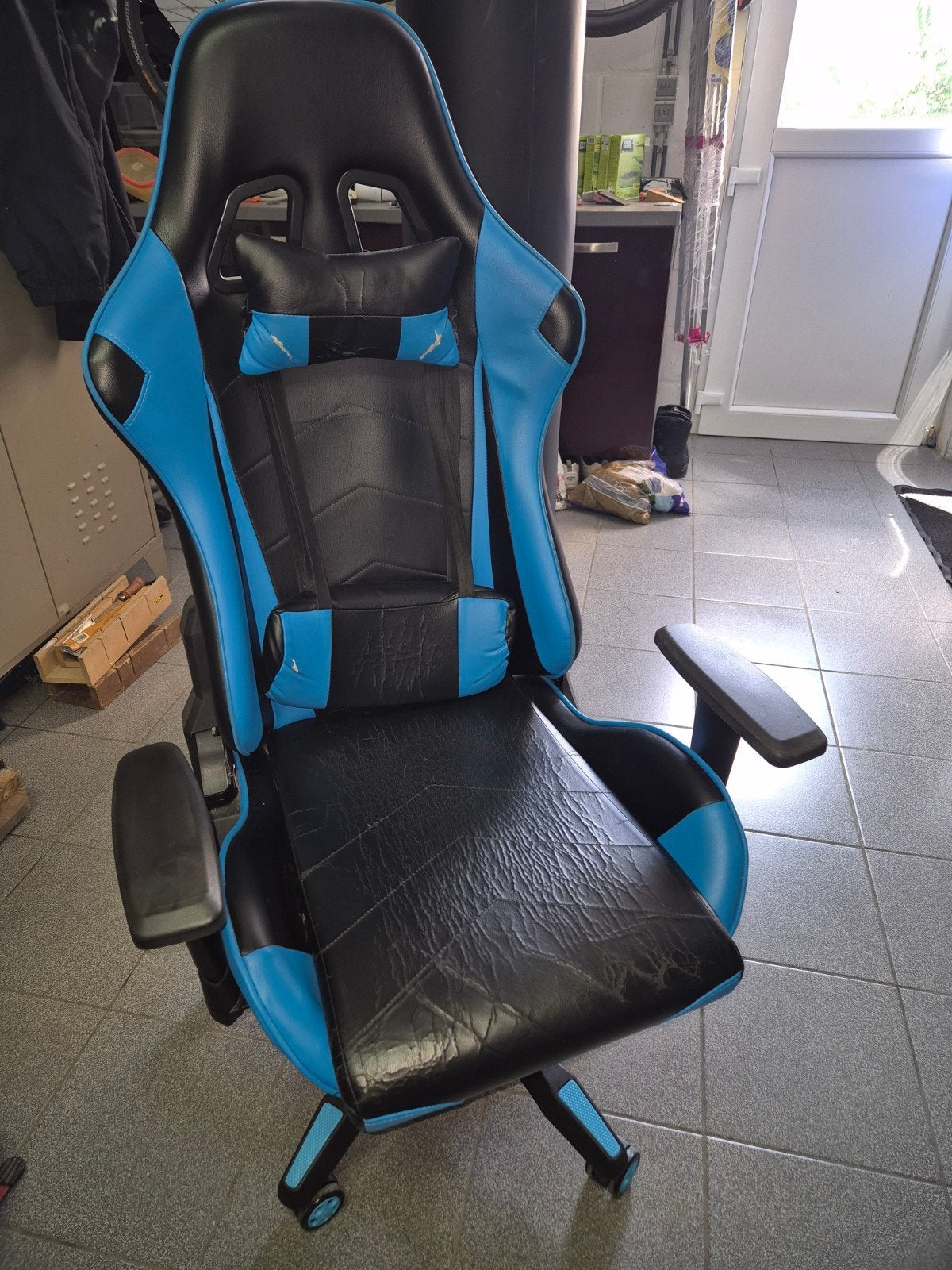 Chaise de Gaming, Enlèvement
