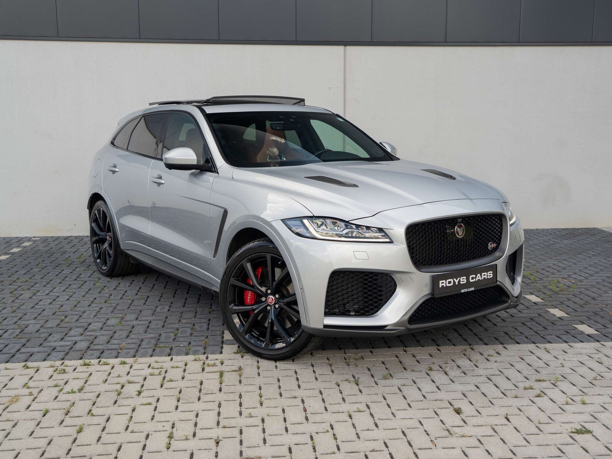 Jaguar F-Pace F-Pace SVR 5.0 V8 AWD LICHTE VRACHT/DEALER SER, Automaat, Leder, Bedrijf, Zilver of Grijs