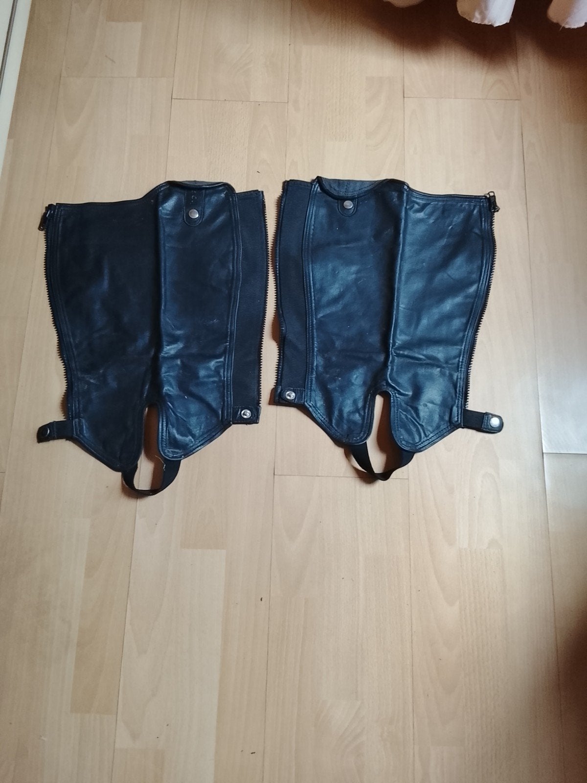 nouvelles minichaps en cuir S/M, Enlèvement
