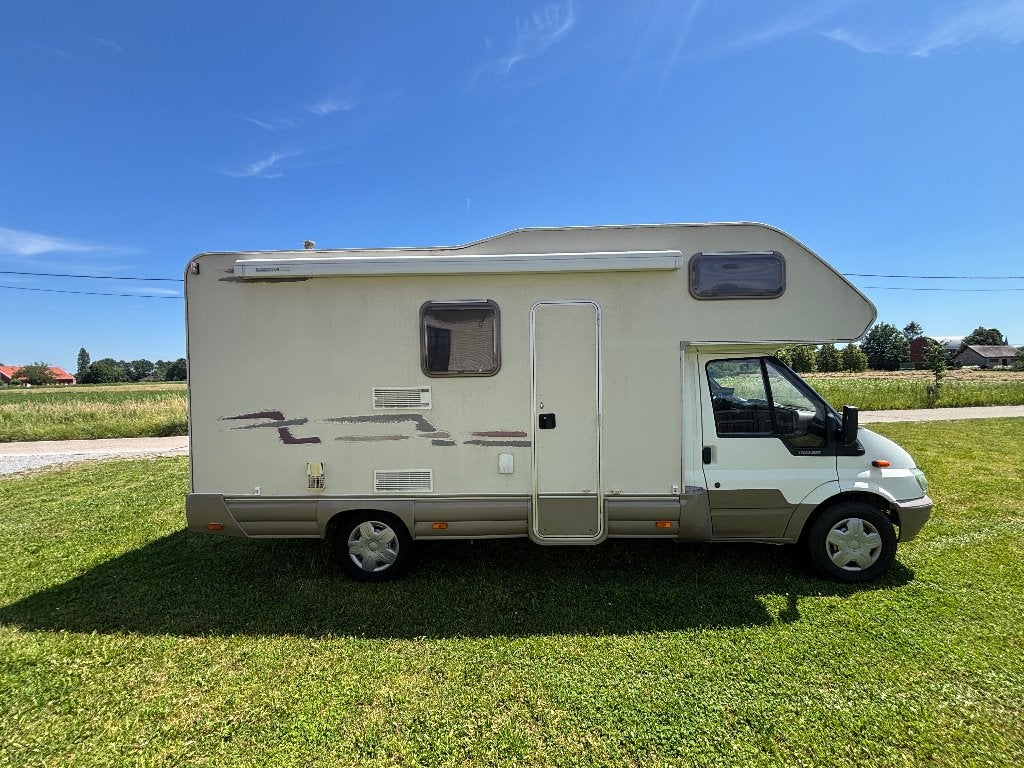 Belle Ford Transit Rimor 2.4DTCI avec seulement 92 000 km, Caravanes & Camping, Camping-cars, Extincteur, Boîte manuelle, 5 à 6 mètres