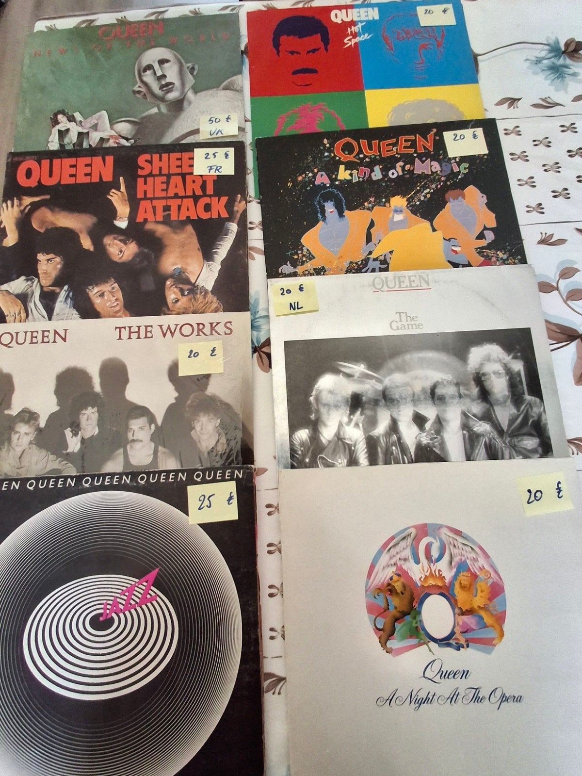 Queen 33t., Enlèvement