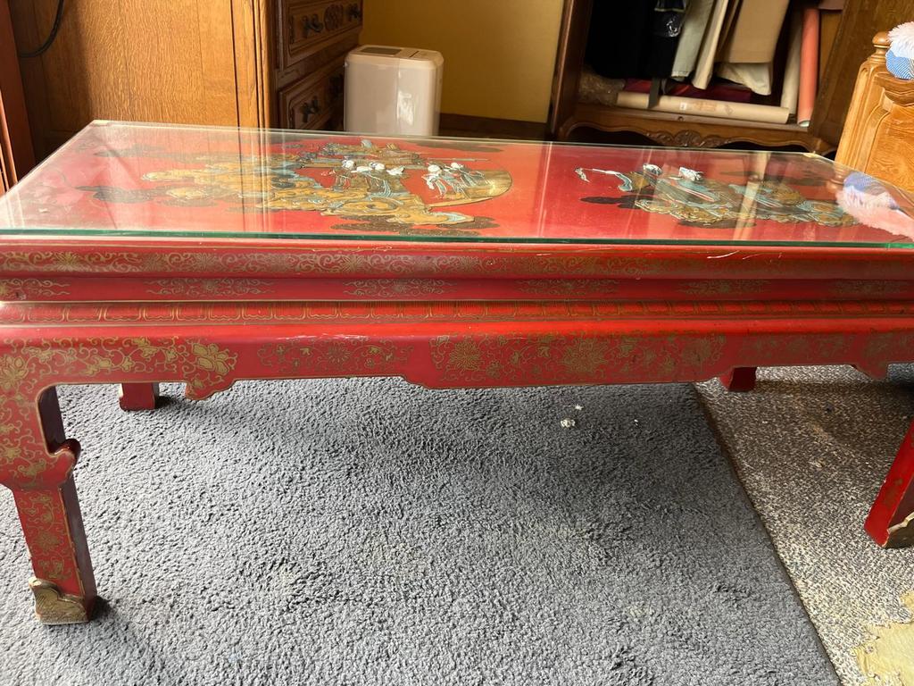 Chinese gelakte salontafel met relief snijwerk BIEDEN, Ophalen