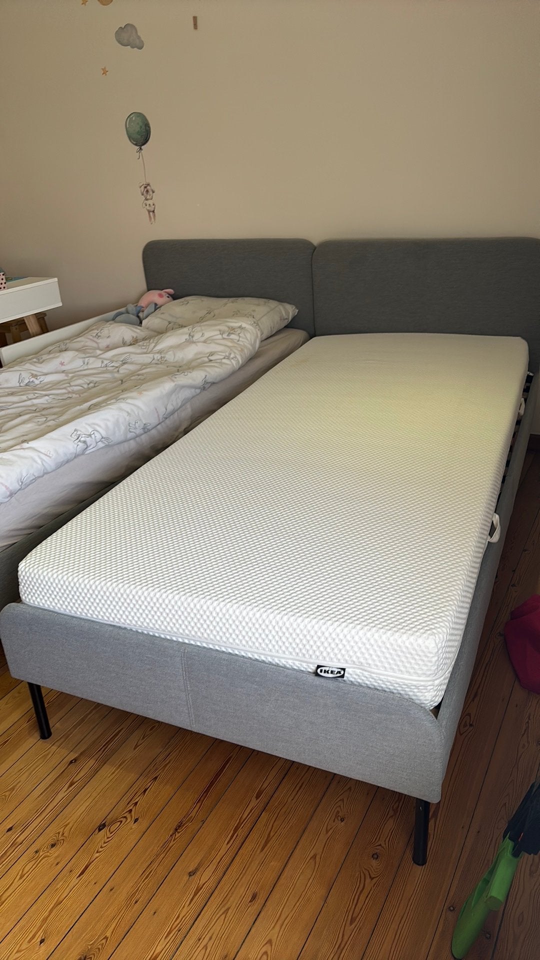 Lits + matelas, 90 cm, Gris, Enlèvement, 200 cm
