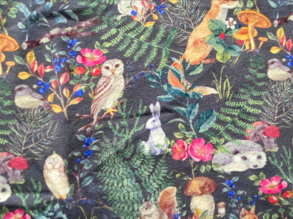 Lichte sweaterstof met print van bosdieren - 70x70 cm, Neuf, Enlèvement ou Envoi, Autres couleurs, 30 à 120 cm
