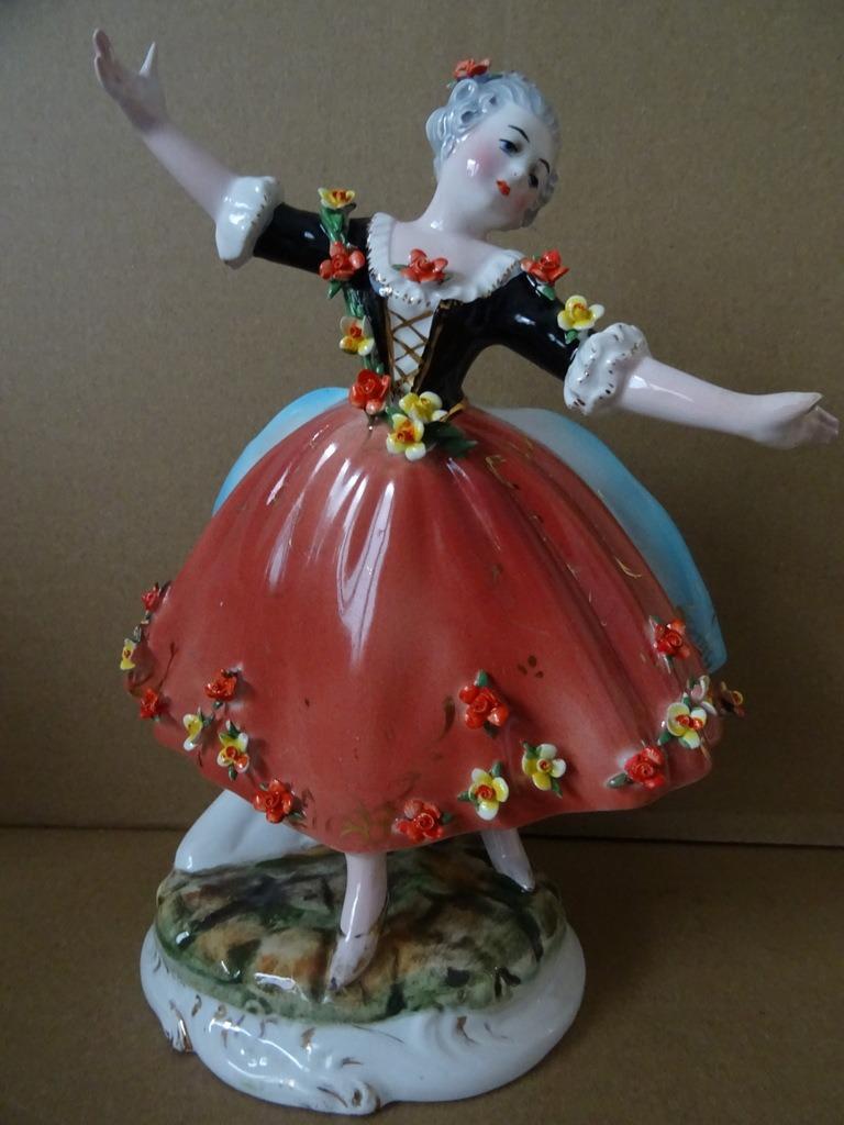 Statue en porcelaine d'une danseuse italienne 21cm 1950, Enlèvement ou Envoi, Utilisé, Humain