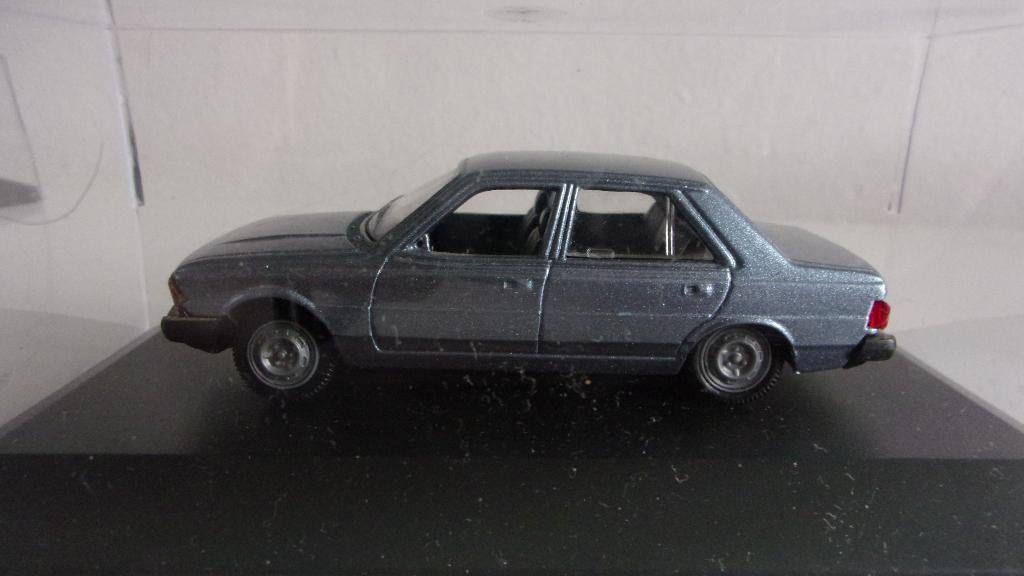 PEUGEOT 305 BERLINE 4P.1/43 NOREV EXC.ETAT en VITRINE, Enlèvement ou Envoi, Utilisé, Voiture, Norev