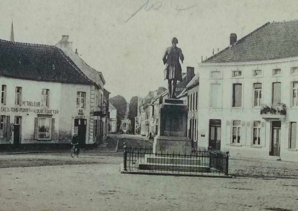 Postkaart  Beloeil - La Grand’Rue (Café du Rond Point), Ophalen of Verzenden, Ongelopen, Henegouwen