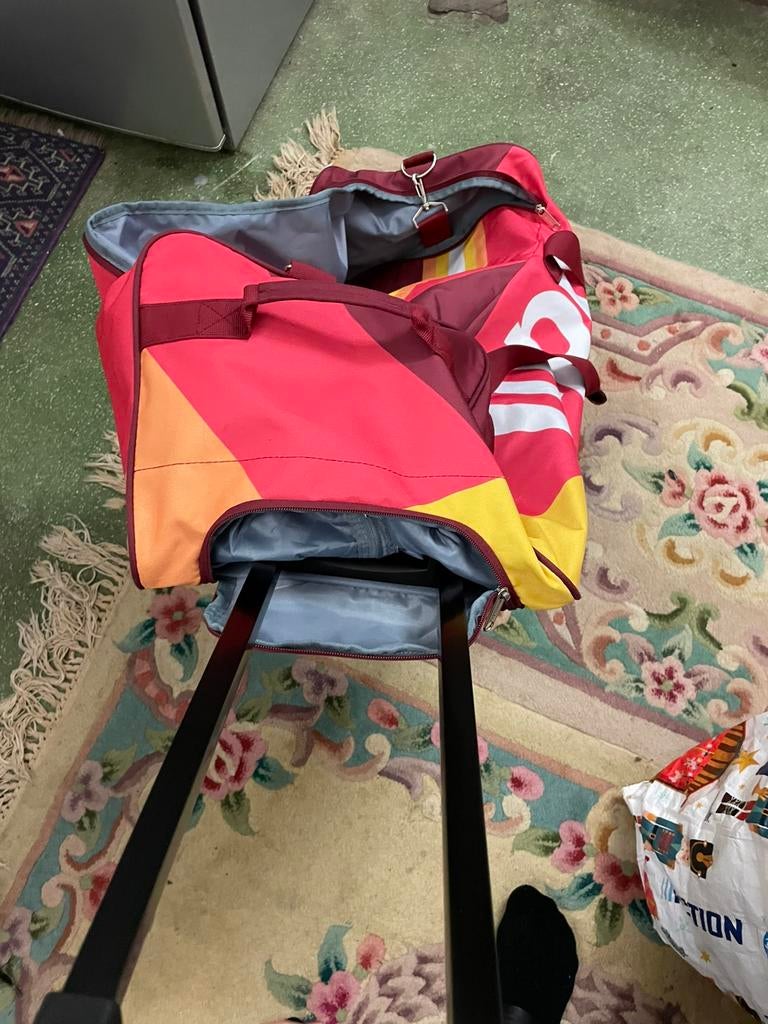 Chariot Tupperware, Bijoux, Sacs & Beauté, Sacs | Sacs de sport, Comme neuf, Enfants unisexe, Enlèvement