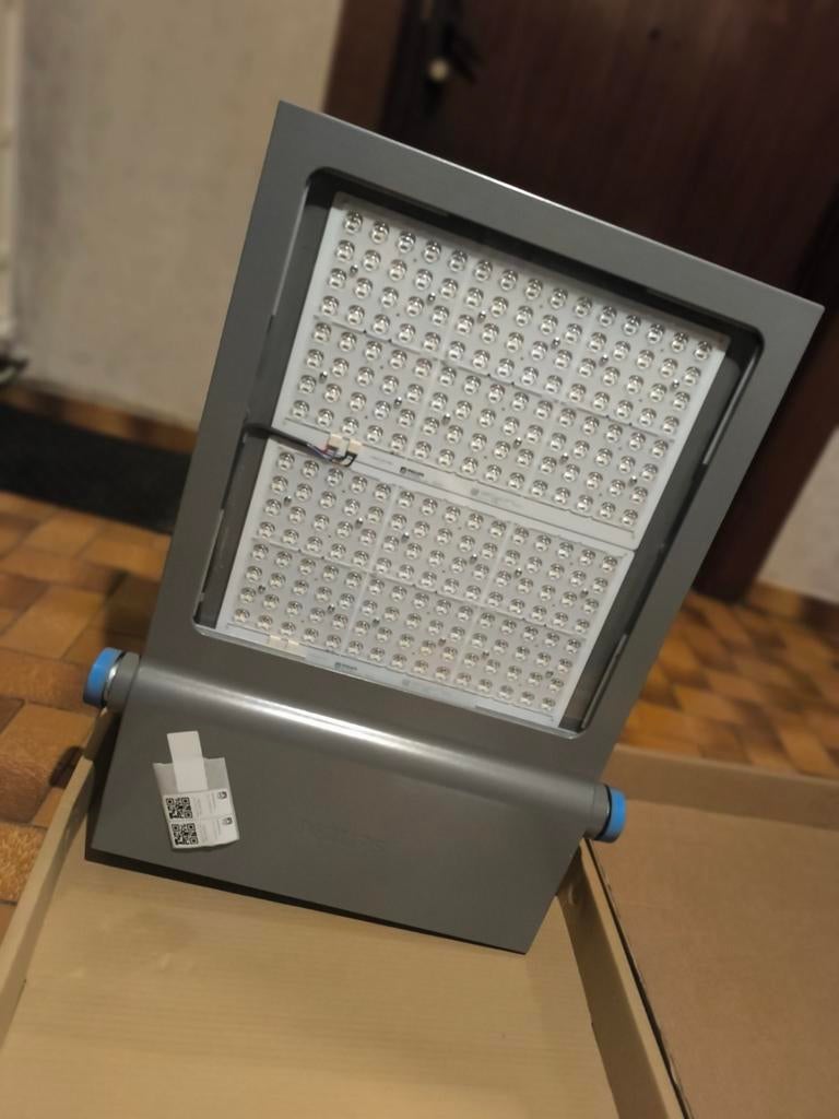 4 x projecteur LED professionnel PHILIPS 405w (NEUF)