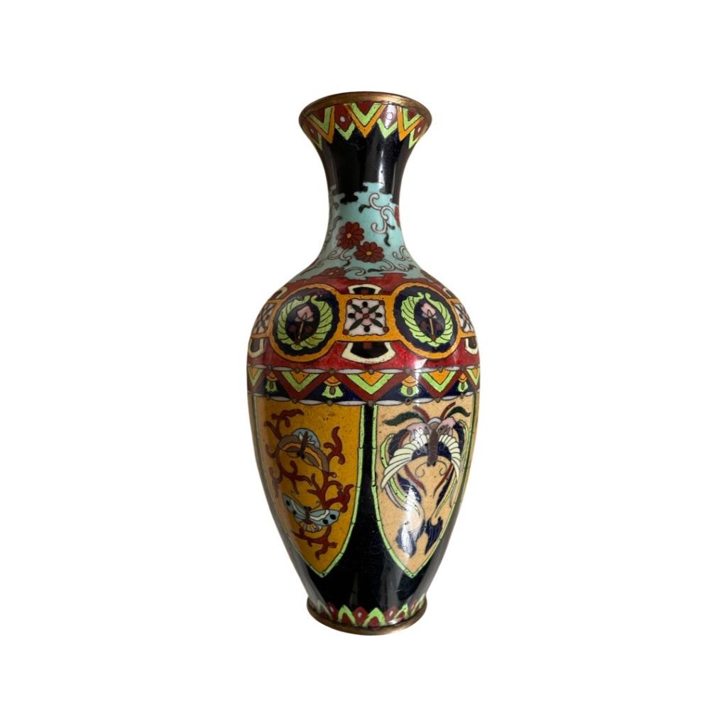 Japanse cloisonnevaas Meiji 1880 - 1900 vlinderdecoratie, Antiek en Kunst, Antiek | Vazen, Ophalen of Verzenden