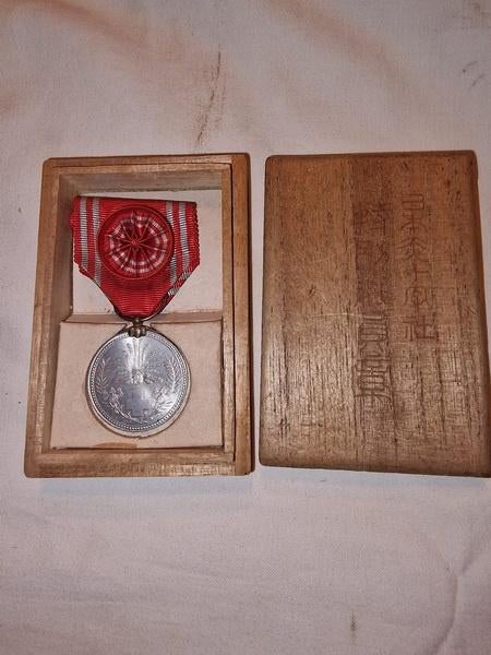 WWII Japans Rode Kruis medaille (B), Verzamelen, Militaria | Tweede Wereldoorlog, Ophalen of Verzenden, Overige soorten, Lintje, Medaille of Wings