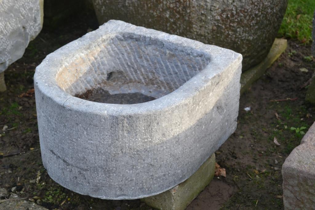 antieke halfronde gefrijnde arduinen pompbak, Ophalen, Gebruikt