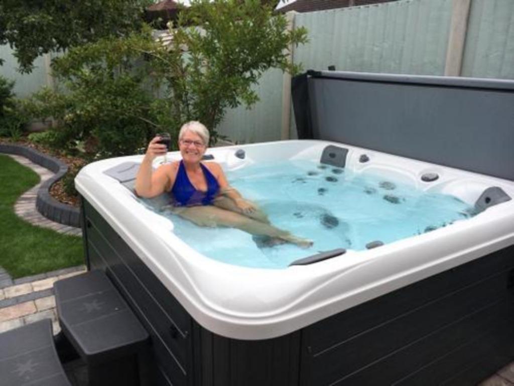 actie Gratis levering SPA 5 plaatsen 2 ligplaatsen, Ophalen, Nieuw