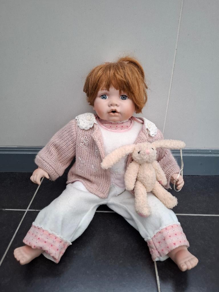Porseleinen pop met knuffel, Enlèvement ou Envoi, Utilisé, Poupée
