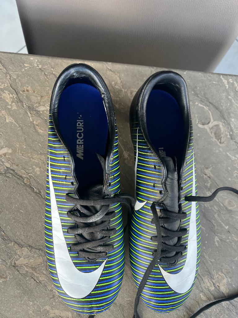 Nike voetbalschoenen maat 40,5 eur, Kinderen en Baby's, Ophalen of Verzenden, Zo goed als nieuw