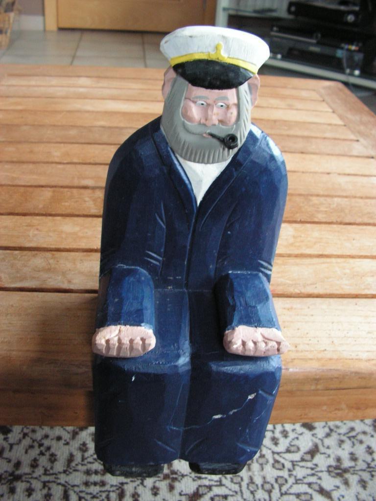 Houten kapitein die op de kast zit., Antiek en Kunst, Ophalen of Verzenden