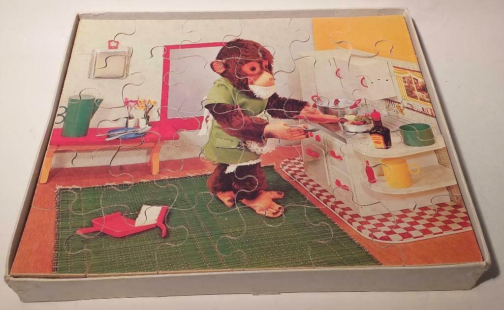 Oude houten puzzel - Aapje is druk in de keuken, Gebruikt, 10 tot 50 stukjes, Ophalen of Verzenden, Van hout