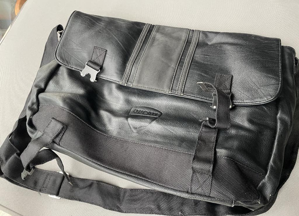 Sac à bandoulière Ducati, Bijoux, Sacs & Beauté, Enlèvement ou Envoi, Comme neuf, Noir, Autres marques