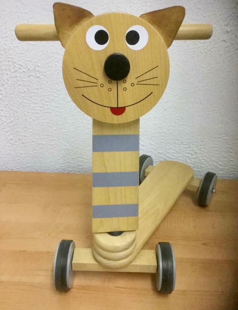 Heel leuke en heel stevige houten step ‘Kat’. Merk: Scratch., Ophalen of Verzenden, Zo goed als nieuw, Rij- of Hobbelspeelgoed